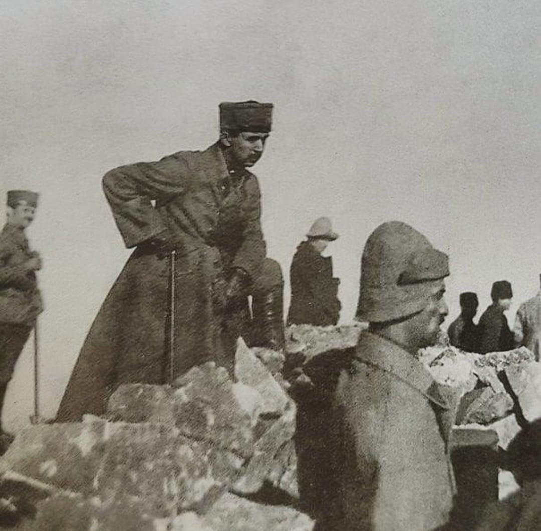 Ulusal_'s tweet photo. “Mektup, Selanik’te Fethi Bey’den geliyordu. İsmet Bey’e İttihat Terakki’ye üye olmasını teklif etmekteydi. Memleketin hali belliydi,tereddüt etmedi. Mustafa İsmet artık gizli bir İttihat cemiyeti azasıydı. Hedef padişahın idaresini yıkmak, vatanı kurtarmaktı.”
- İkinci Adam https://t.co/cBK21gO1qr