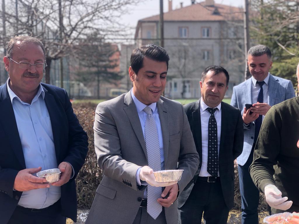 OzkonakHHTAL's tweet photo. Açılış sonrası öğrencilerimize Ramazan-ı Şerif öncesi Aşure etkinliğimiz yapıldı... Sayın Kaymakamımız, İl Milli Eğitim Müdürümüz, İlçe Milli Eğitim Müdürümüz ve Belediye Başkanımıza teşekkür ediyoruz... https://t.co/QnowyWWpps