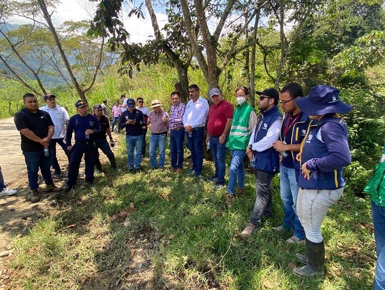 Equipo de conocimiento del riesgo del Dagran evalúa condiciones en la vía Camilo C-Fredonia que presenta grietas y desplazamiento de banca por inestabilidad en el terreno. 800 metros afectación. <a href="/DagranAntioquia/">DAGRAN Antioquia</a> <a href="/ObrasAntioquia/">Secretaría de Infraestructura</a> determinan medidas de mitigación. Paso restringido.