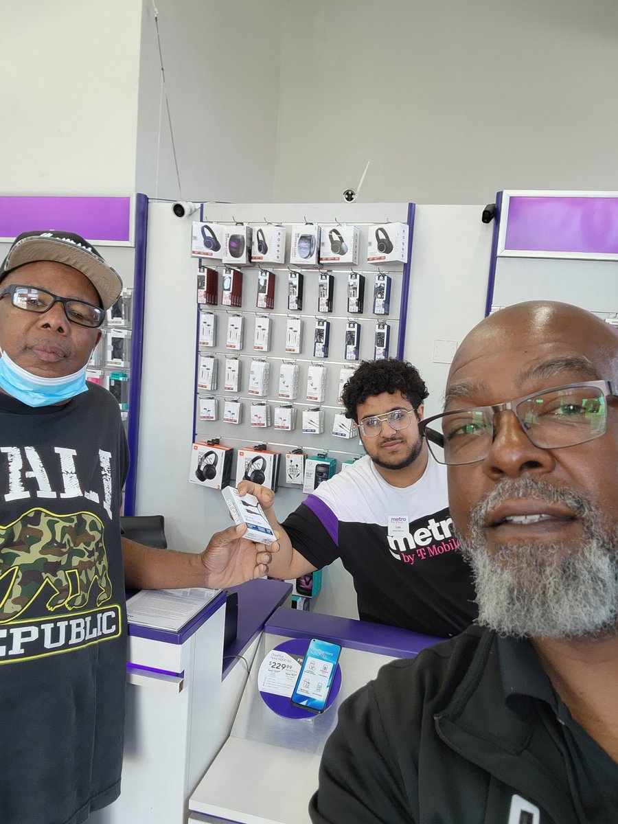 World Wireless on Foothill making it happen! My man Ali gets great feedback from all of his customers!!
<a href="/JamesLeeWW/">James Lee</a> <a href="/kharen_g/">Kharen G</a> <a href="/TMobile/">T-Mobile</a>