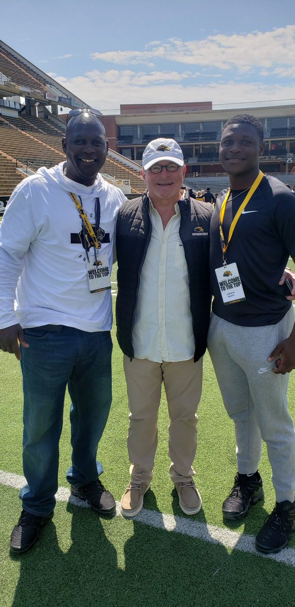 I enjoyed visit at USM today!  Thanks for the invite! I Hope to be back soon!!! <a href="/C_Williams_ETK/">Chad Williams</a> @USMCoachOB <a href="/Coach_Hall7/">Will Hall</a> <a href="/joemoreno_USM/">Joe Moreno</a> and @_USMrecruiting <a href="/DaShaunfields22/">DA’SHAUN FIELDS</a> <a href="/DDashark/">darius brown</a> !!!  #SMTTT