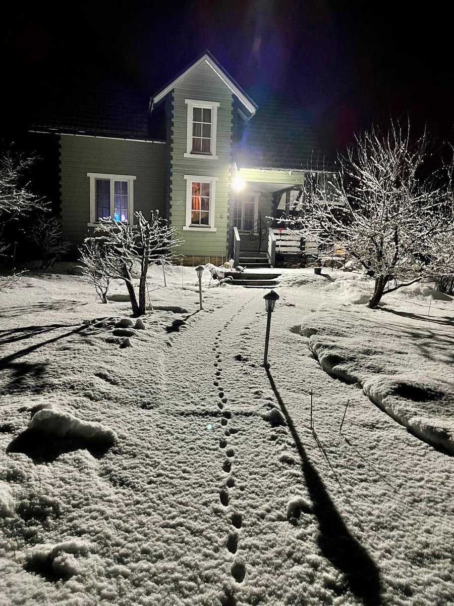 Сегодня в подмосковье снег... Лестница на второй этаж у окна, которое сейчас светится тёплым жёлтым светом, - моё любимое место в папином доме). Я там уютно устраиваюсь и читаю. Настоящее место силы).