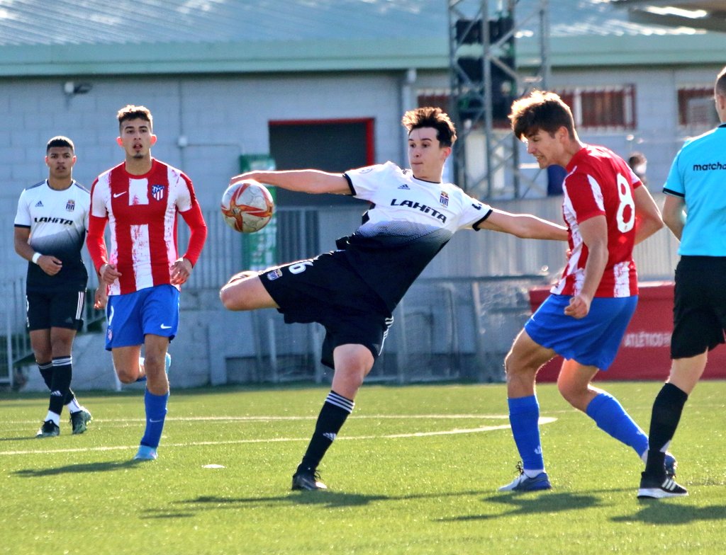 FCC_Cantera's tweet photo. JUVENIL A | 0-1 | FINAL

Gran victoria de nuestros chicos en la ciudad deportiva Wanda

El gol de Sanmartín vale por 3 puntos importantísimos para seguir en la pelea por la salvación

#DivisióndeHonor #CanteraAlbinegra https://t.co/XyFb1tcCVK
