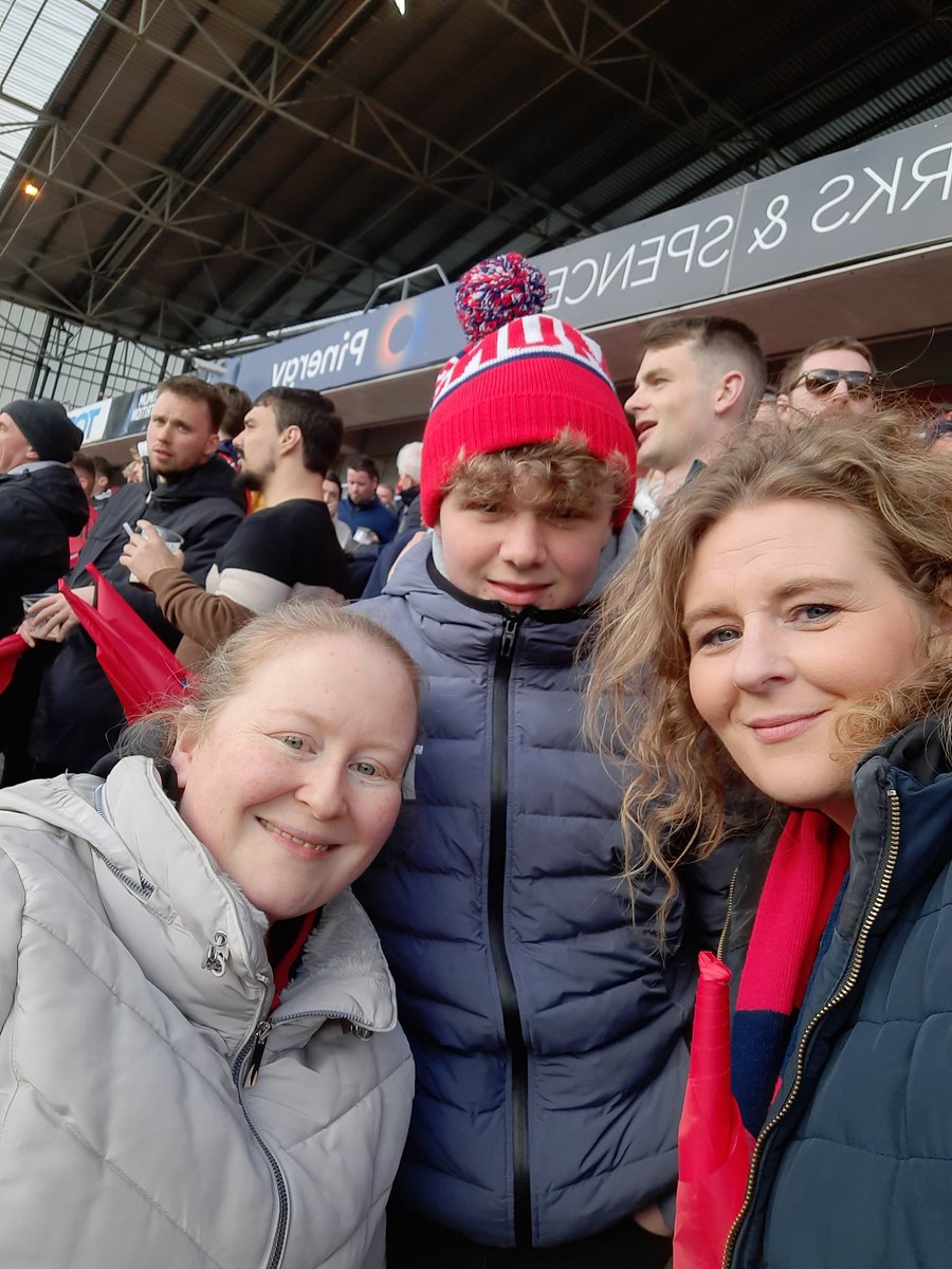 stacyhiggins86's tweet photo. @Munsterrugby #ThomondParkSelfie #MUNvLEI Come on Munster!!! https://t.co/7woPqSmZjI