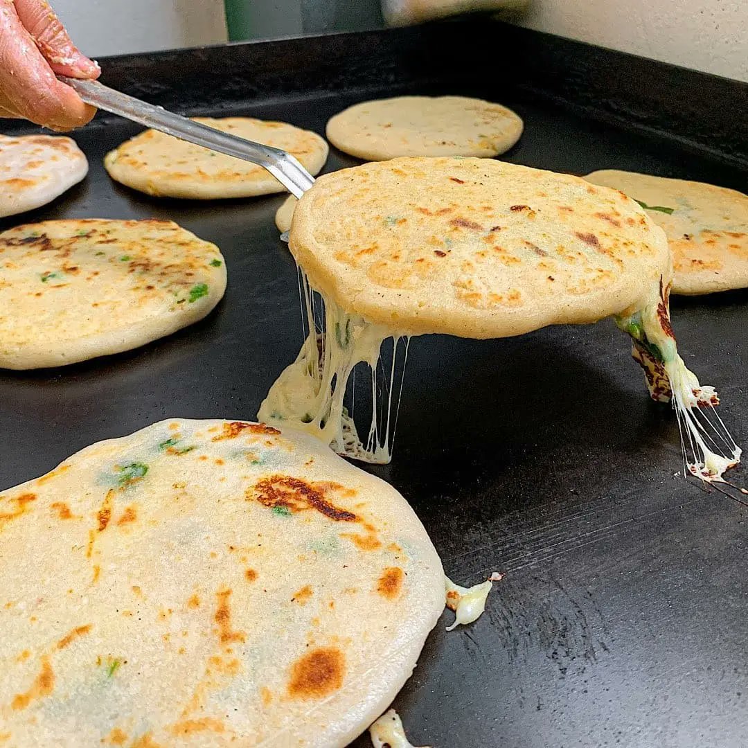 KuskatanSV's tweet photo. Este #Sabado y #Domingo disfruta del festin #Pipiles 24 pupusas tradicionales + 4 tamales+ bebidas por tan solo $19.99 🤤
Visita nuestra choza 🏠 en la chiltiupan o pidelos al 2250-3050
#UnaDeliciaLoNuestro
#pupusatime
#salvadoreño https://t.co/DUvH4ch6av