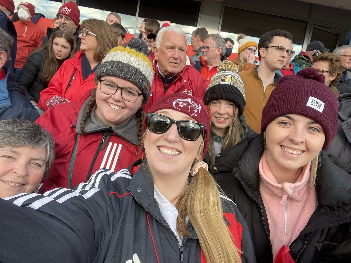 efa_dee's tweet photo. Girls Day Out in thomond! Cmon Munster ❤️🏉 #ThomondParkSelfie #MUNvLEI https://t.co/fsBf06eSFh