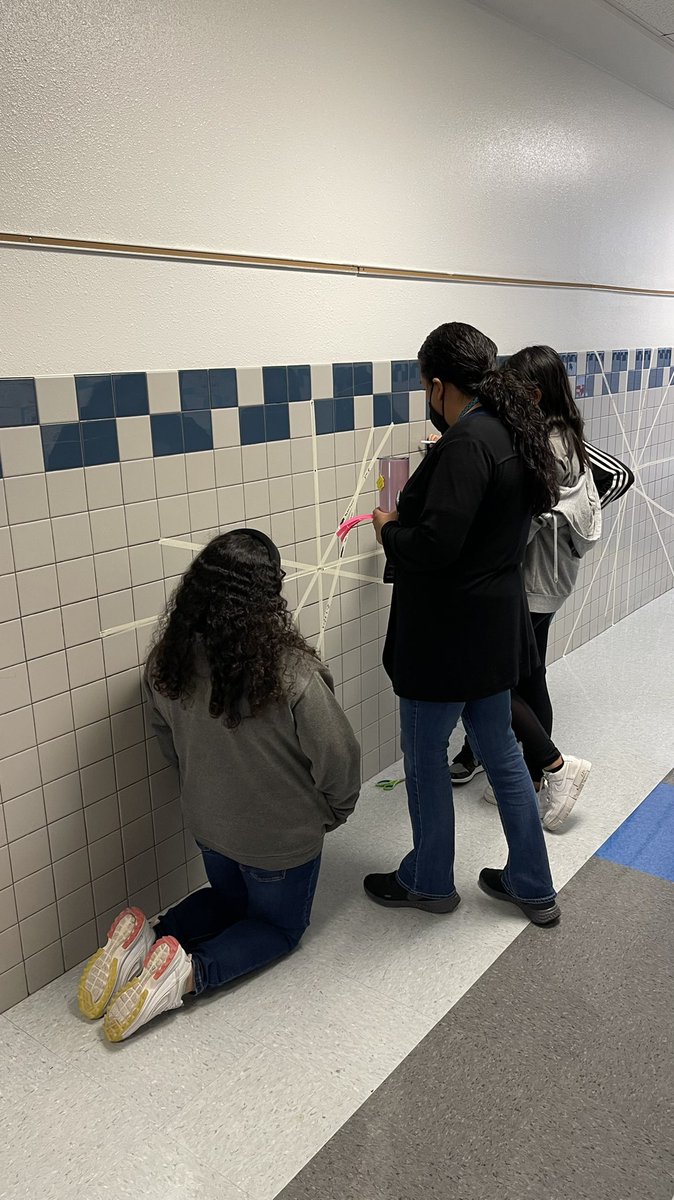 rguerrero_JDS's tweet photo. Every area is a learning area. 7th graders at #DesertWindSchool practicing slopes and graphing this beautiful Saturday morning. #SaturdayLearningCamp #Power2Amaze #ColtsNation @DW_K8S @HValverde_DWS @MSerros_DWS #TeamSISD https://t.co/k6GqSWZgvt