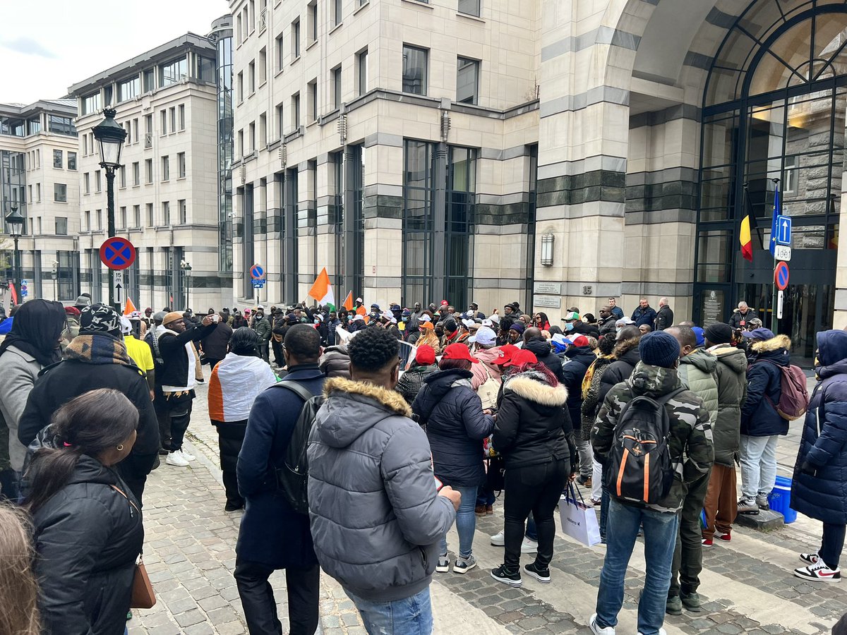 kaderdia's tweet photo. Il y’a une magie ivoirienne qui se consolide autour du combat et du nom de @SOROKGUILLAUME ; la mobilisation spontanée et disciplinée. Bruxelles aura noté le clarté du message et la force des mots. #CIV225 https://t.co/7eHLNyNOBv