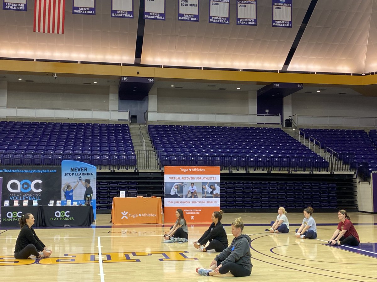 devans6434's tweet image. Sharing proper form for greater mobility ⁦@ArtofCoachingVB⁩ ⁦@yogaathletex⁩ ⁦@sbisdathletics⁩ ⁦@SBISD_HFDept⁩