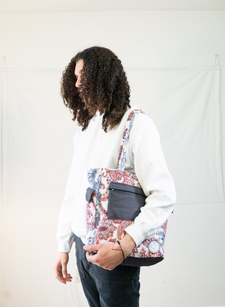 slykuiper's tweet photo. Handmade Red &amp; Blue Paisley Tote Bag

got a lot of compliments on this bag so I'm giving it away 
🌞RT this tweet
🌞Follow me @slykuiper 
🌞Winner picked on Monday https://t.co/iFxwX7yMnx