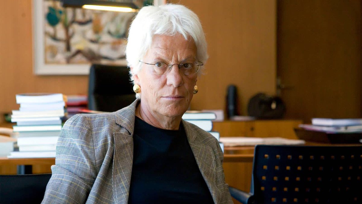 DefenceU's tweet photo. Carla Del Ponte: “Putin is a war criminal.” The former prosecutor of the @UN International Criminal Tribunals of Yugoslavia and Rwanda calls for an international arrest warrant of russian president.
#stoprussia
📷 © Ricardo Ceppi https://t.co/PXMp5IUABm