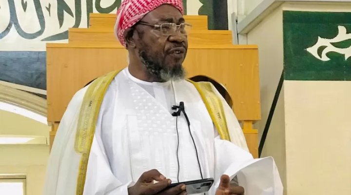 AliyuSisawo's tweet photo. Sheikh Muhammad Nuru Khalid has been relieved his position as the chief Imam of Apo Legislative Quarters mosque in Abuja following his Friday sermon criticizing the FG over it's nonchalant attitude towards address insecurity. https://t.co/mtyPtPhYuP