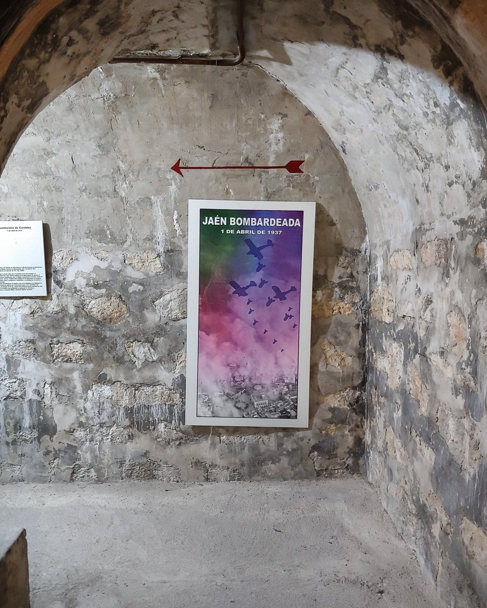Hace 85 años que #Jaén fue bombardeada por el bando nacional en el transcurso de la Guerra Civil. 157 muertos causó el llamado 'Guernika andaluz'. Hoy se puede visitar uno de los refugios antiaéreos que se habilitaron en su casco antiguo.