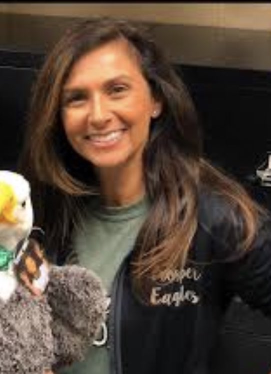 HolaChurchLady's tweet photo. How stinkin amazing is Nurse Manaska of @ProsperISD @PISDReynolds?!🩺
She organized 50+ of us to run the Texas Big Star, has weekly challenges w/ prizes to promote wellness &amp; even put together customized hydration packages for us w/ T-shirts by @AldaHeather! #WeAreReynolds https://t.co/pjn8ySUp1z
