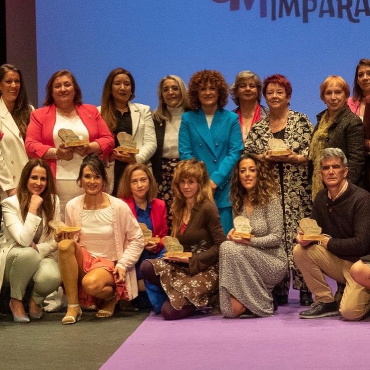 AmeliaRomeroo's tweet photo. Gracias @DipuHU por este premio “Mujeres Imparables”, todo un honor para mi recibir este reconocimiento en mi tierra 🤗 https://t.co/YrCvdAdknZ