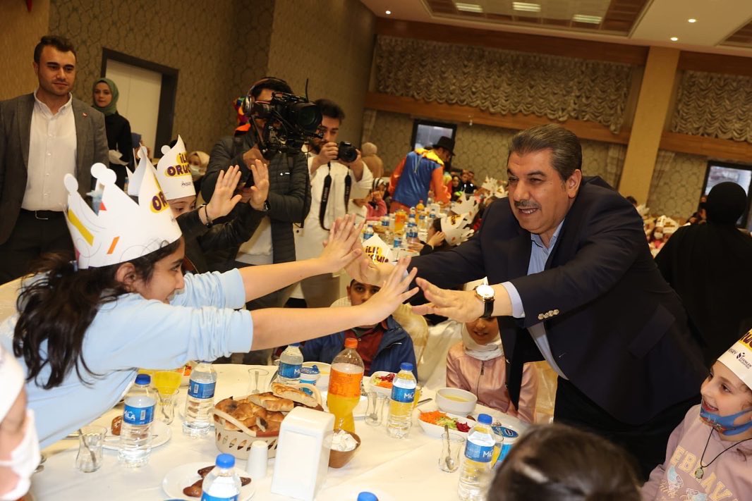 tevfikgoksu's tweet photo. Esenler’de her yıl Ramazan’ın ilk günü Çocuk İftarı günüdür. Bugün de yine ilk iftarımızı Esenler’de ilk kez oruç tutan minik kardeşlerimizle yaptık. https://t.co/DbOHmHB3OO