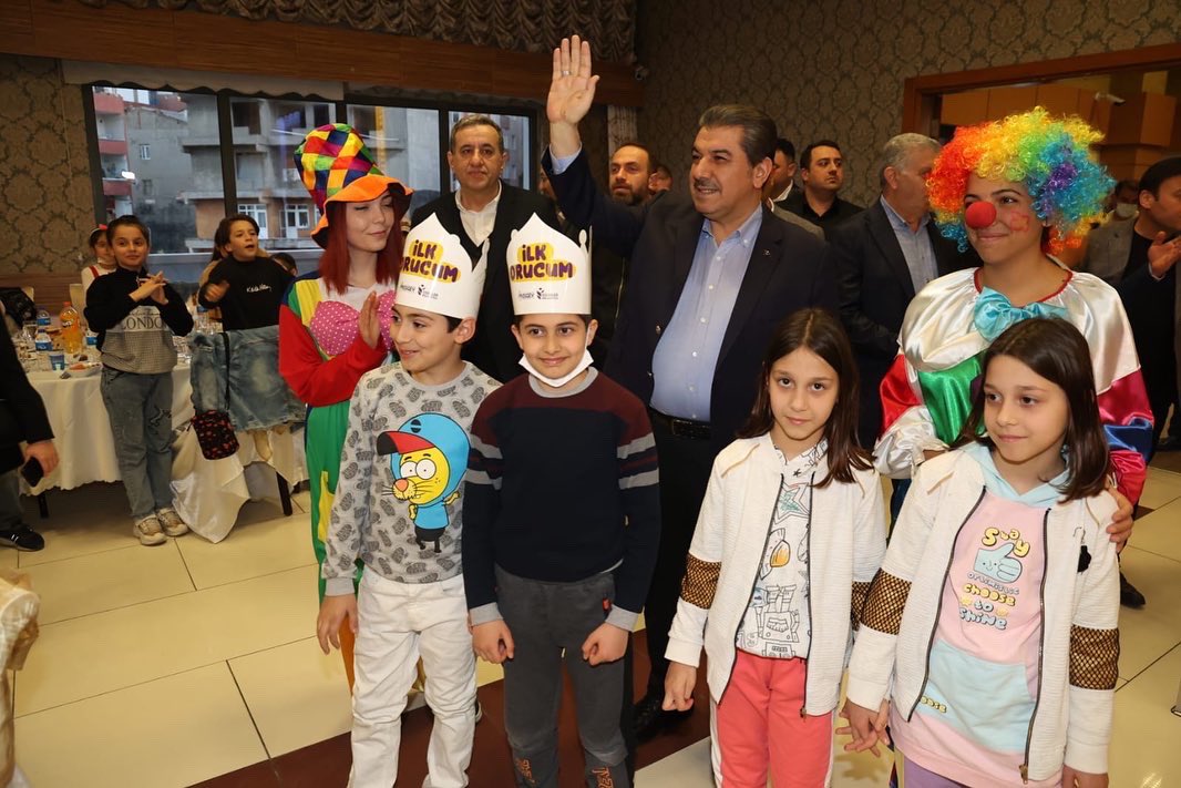 tevfikgoksu's tweet photo. Esenler’de her yıl Ramazan’ın ilk günü Çocuk İftarı günüdür. Bugün de yine ilk iftarımızı Esenler’de ilk kez oruç tutan minik kardeşlerimizle yaptık. https://t.co/DbOHmHB3OO