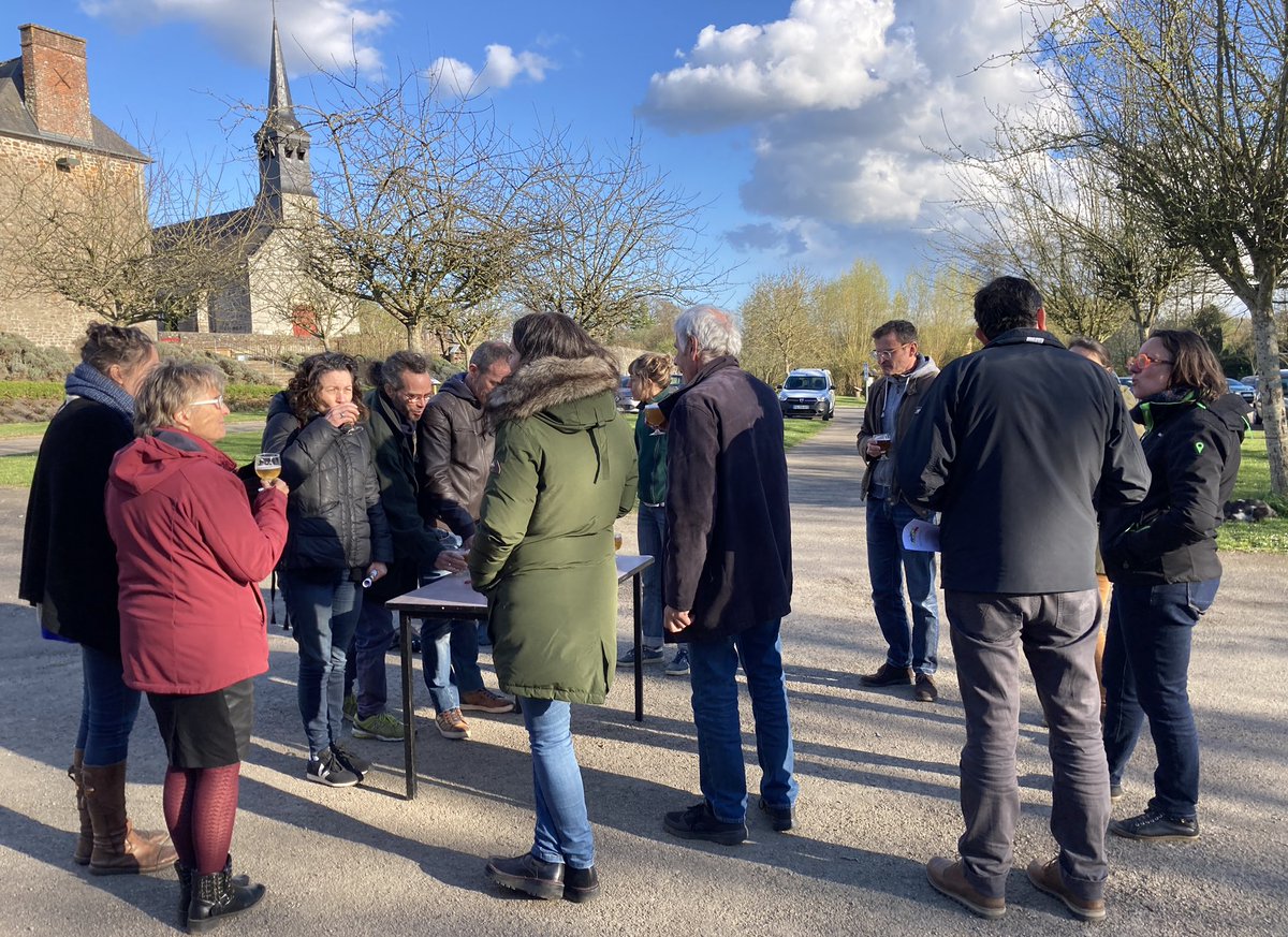 Bonnes vibrations et beau soleil pour l’#AG de l’association #CeQuiNousLie cet après-midi : bilan positif a tous points de vue, le CA de 11 membres qui a ete elu est gonfle a bloc pr faire eclore ts les projets qui ont bourgeonne cet hiver ! 
#consommacteurs #vivreensemble