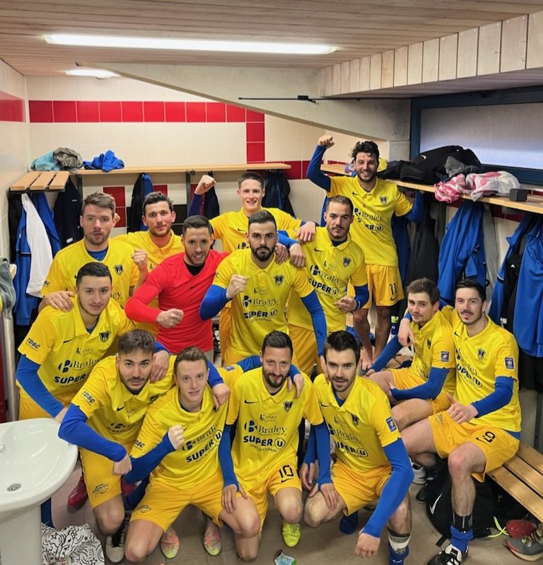 La joie dans les vestiaires des seniors 1 à Cazères pour la 19ème journée et une victoire, la 14ème du nom sur le score de 2 à 0 sur des réalisations de Julien Brunet et Loic Malrieu.