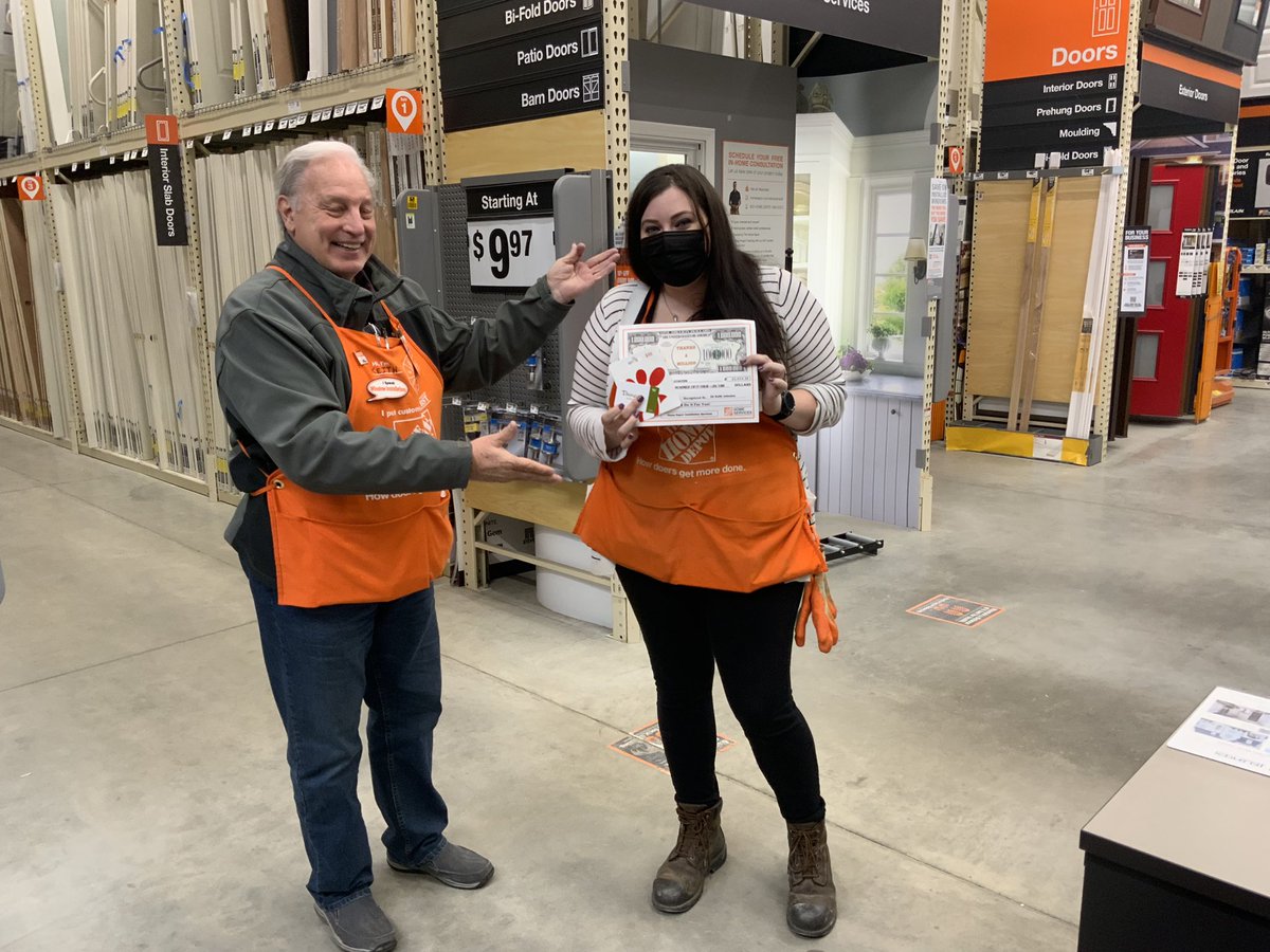 THDKeithJ's tweet image. Presenting Michaela Stanton, associate at #3875 Brunswick, with a very BIG Cha-Ching Check (and something extra) for Fantastic windows lead, resulting in a BIG window sale. Big shout out and Thank You to Michaela!😃👍👏@THDShawnOhio @THDGorski @jay_linvilleTHD @THDJasonC