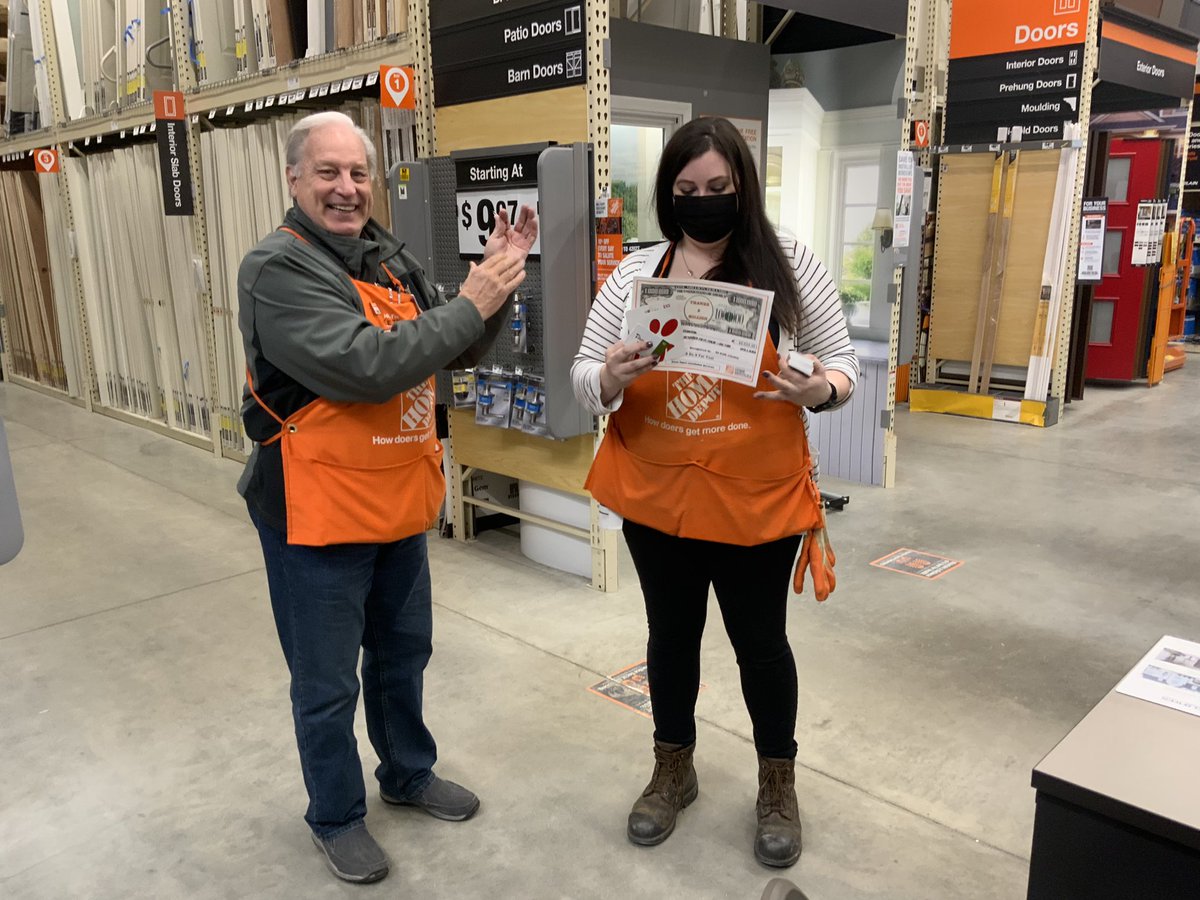 THDKeithJ's tweet image. Presenting Michaela Stanton, associate at #3875 Brunswick, with a very BIG Cha-Ching Check (and something extra) for Fantastic windows lead, resulting in a BIG window sale. Big shout out and Thank You to Michaela!😃👍👏@THDShawnOhio @THDGorski @jay_linvilleTHD @THDJasonC