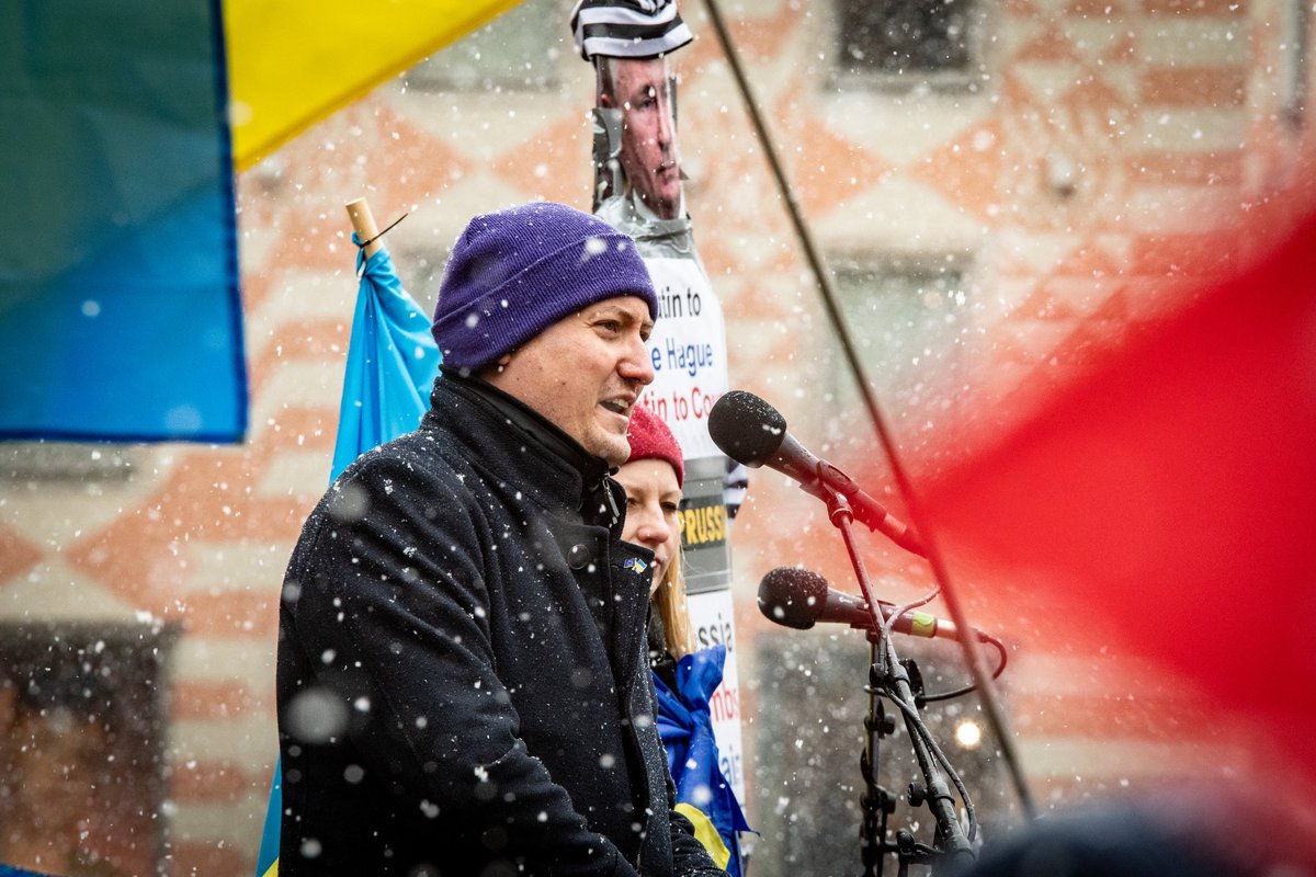 FelixSproll's tweet photo. Vielen Dank an alle, die auch heute wieder und trotz des nassen und kalten Wetters auf die Straße gegangen sind, um für die Ukraine zu demonstrieren! 🙏🏼🇺🇦
📷: @wit15215 
#StandwithUkraine #SlavaUkraini https://t.co/V4jeCP48s8