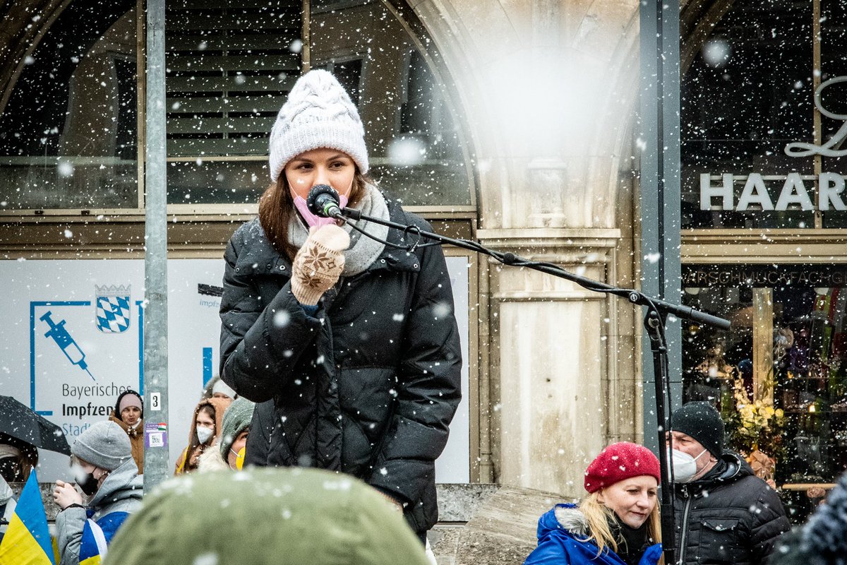 FelixSproll's tweet photo. Vielen Dank an alle, die auch heute wieder und trotz des nassen und kalten Wetters auf die Straße gegangen sind, um für die Ukraine zu demonstrieren! 🙏🏼🇺🇦
📷: @wit15215 
#StandwithUkraine #SlavaUkraini https://t.co/V4jeCP48s8