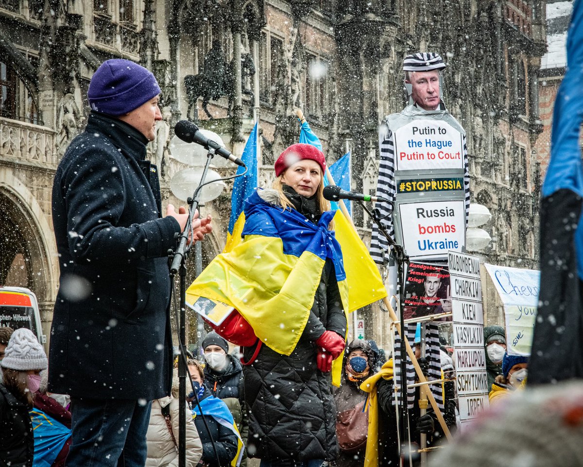 FelixSproll's tweet photo. Vielen Dank an alle, die auch heute wieder und trotz des nassen und kalten Wetters auf die Straße gegangen sind, um für die Ukraine zu demonstrieren! 🙏🏼🇺🇦
📷: @wit15215 
#StandwithUkraine #SlavaUkraini https://t.co/V4jeCP48s8