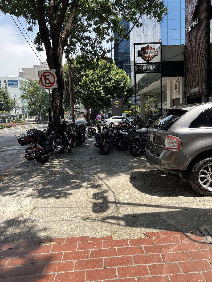 Les pido a las autoridades correspondientes de benito Juarez pidan por fa a la tienda de motos. No estorbar el paso peatonal. Ademad de estorbAr es de mala educacion! @HarleyMexico <a href="/BJAlcaldia/">Alcaldía de Benito Juárez</a> muchas gracias!