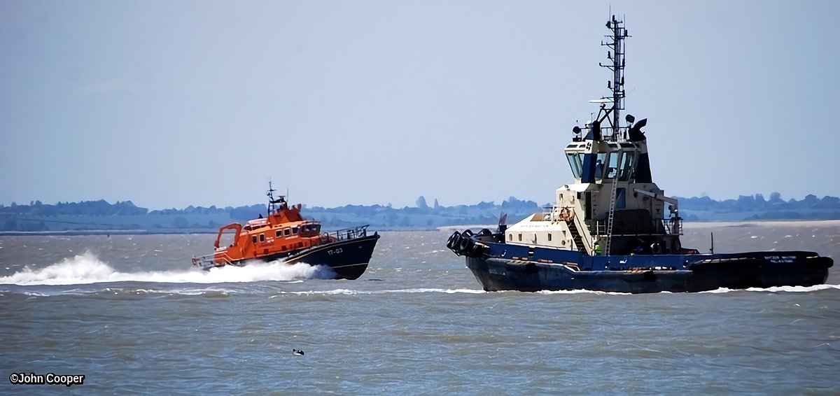 TheSuffolkMan's tweet photo. #RNLI #RNLB #Shipping #Tug #StourEstuary in lower part of pic a #dolphin or #harbour #porpoise is showing its head https://t.co/fsCASDAJra
