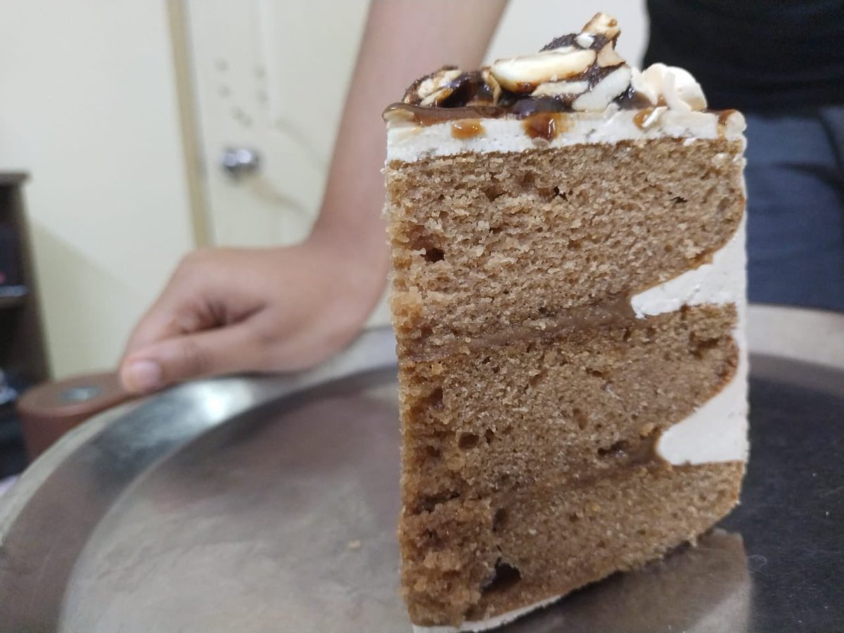 MUMsYUM's tweet photo. Salted caramel cake with butter cream frosting and praline toppings https://t.co/wJmxTaRBAP