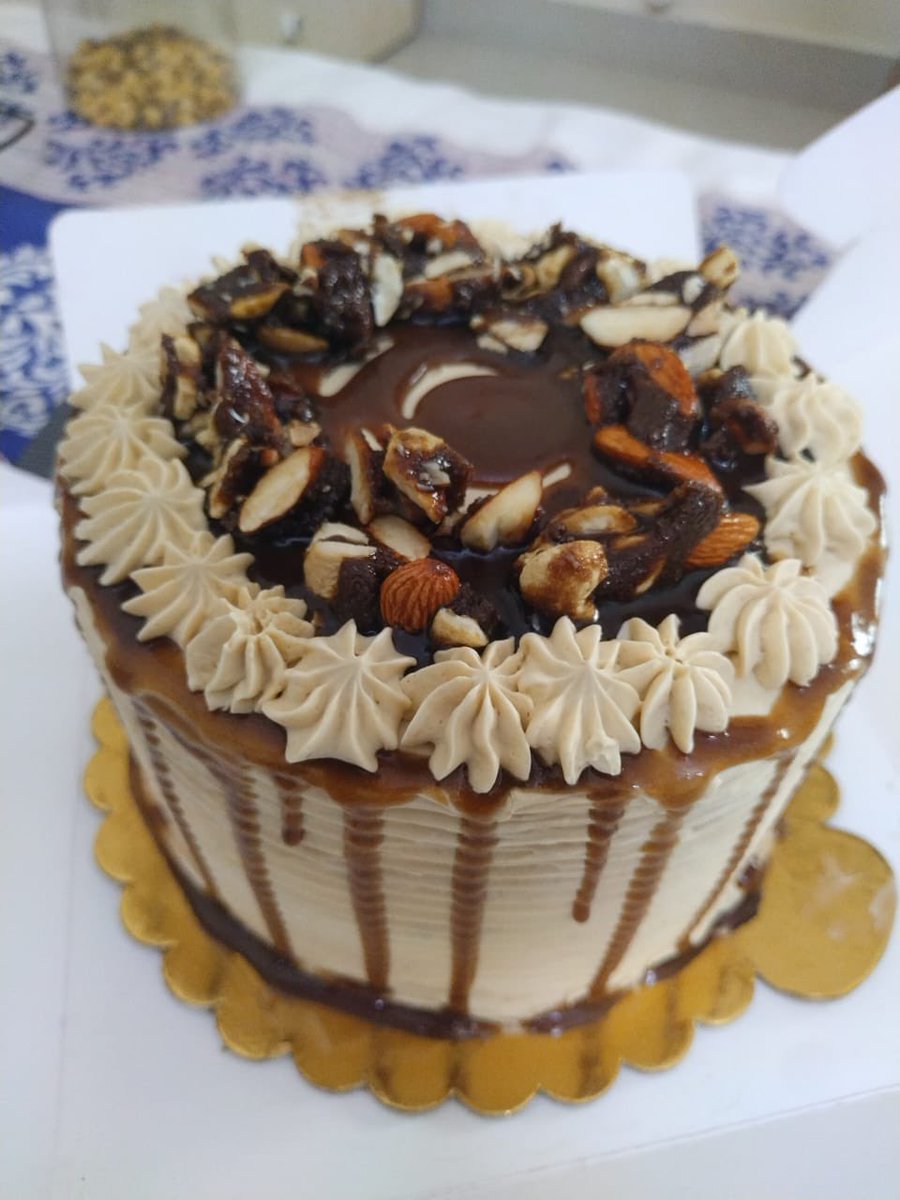 MUMsYUM's tweet photo. Salted caramel cake with butter cream frosting and praline toppings https://t.co/wJmxTaRBAP