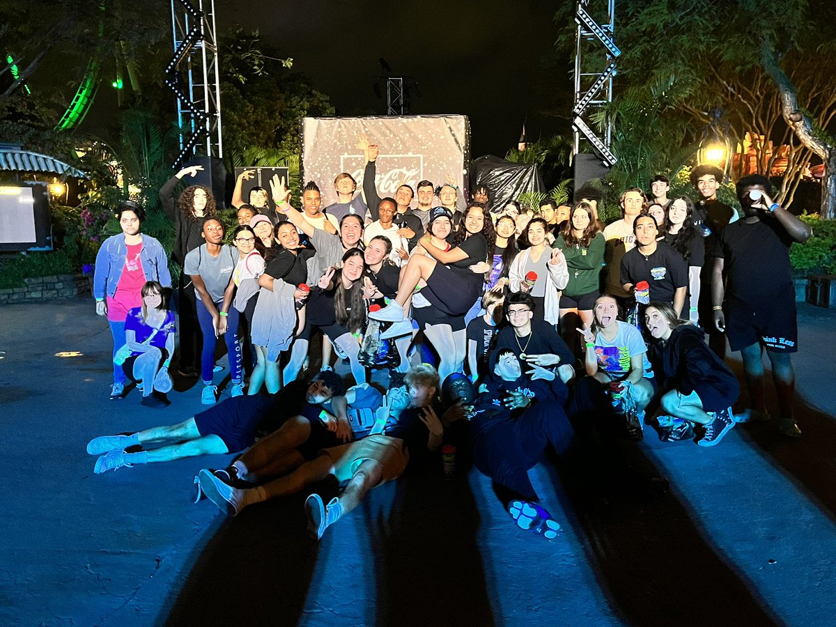 Gatewaygriffins's tweet photo. The Class of 2022 had a great time celebrating at Grad Bash last night! We are so proud of their accomplishments! #griffinpride #csusaproud #gradbash2k22 @galatop1 @CSUSAhq @EddieRuiz531 @drdchristiansen https://t.co/pE6WpnKevS