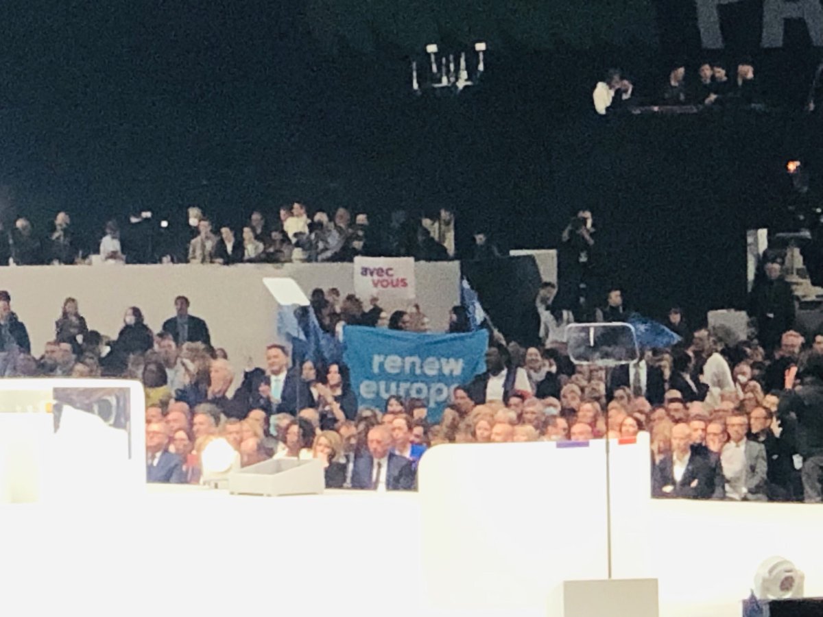 florencefloft's tweet photo. Nous ne lâcherons rien de notre idéal européen
 #MacronArena #5ansplus https://t.co/yr24BpXDWC