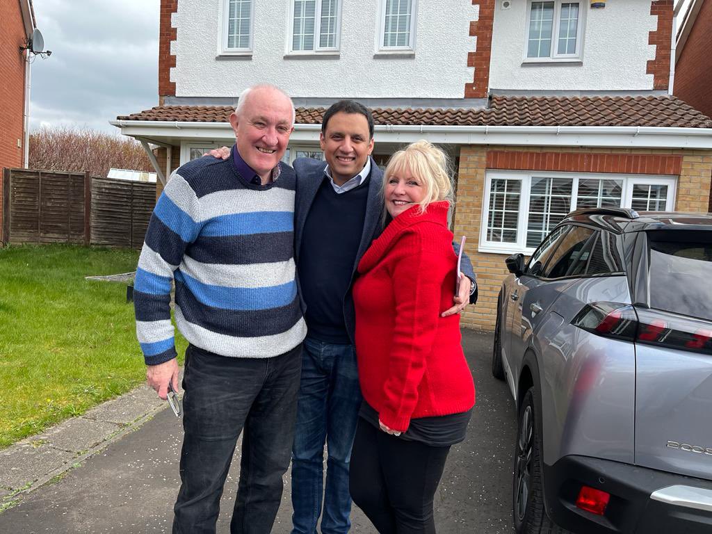 Meanwhile in Kilmarnock, fantastic councillor and candidate @MaureenMcKay12 and Scottish Labour leader @AnasSarwar visited the parenetals! @roymcc0rmack 
What a team 🤩
#buildingthefuturetogether