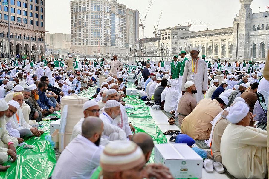 SaudiNews50's tweet photo. سفر رمضان في الحرم المكي..حجبتها كورونا عامين، وأعادتها قيادة سخّرت المال والجهد لصحة الإنسان.

- https://t.co/U3ZvfGiiyc