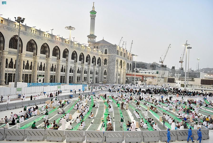SaudiNews50's tweet photo. سفر رمضان في الحرم المكي..حجبتها كورونا عامين، وأعادتها قيادة سخّرت المال والجهد لصحة الإنسان.

- https://t.co/U3ZvfGiiyc