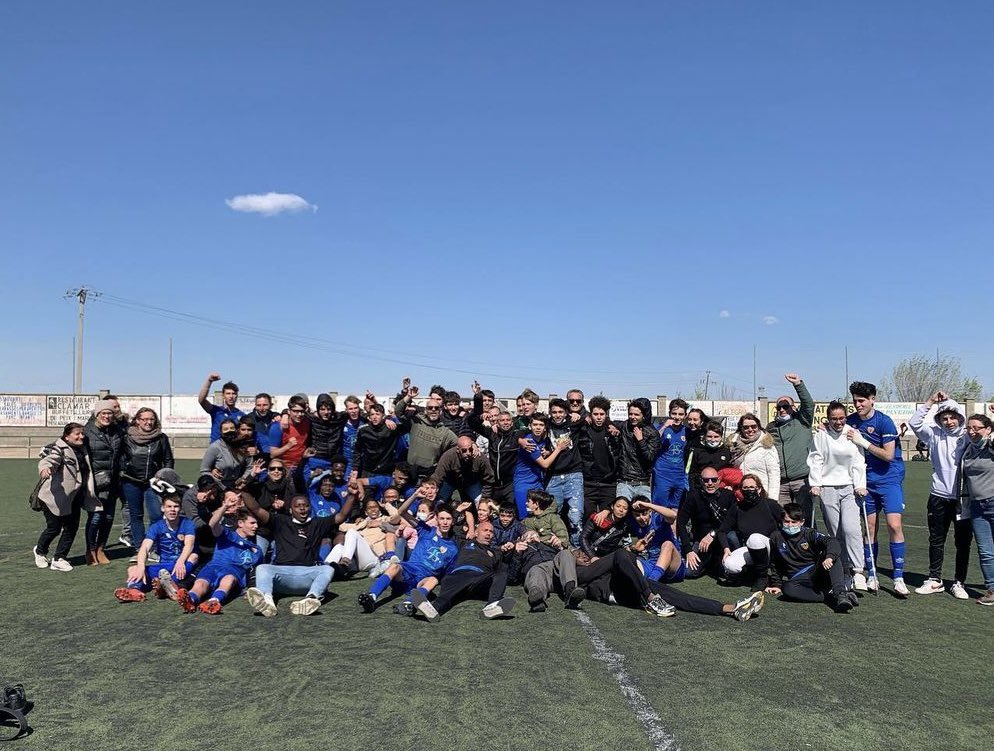 Japerez71's tweet photo. El juvenil A del @TorrefortaCDC  Se proclama campeón y sube a primera división después de derrotar  el San Pau .  En 18 jornadas ,15 victorias y solo tres empates Solo han encajado 12 goles. Y superan en 10 puntos al segundo clasificado, el rival de esta tarde   Bravo 🙌 https://t.co/yT3W2MWnP7