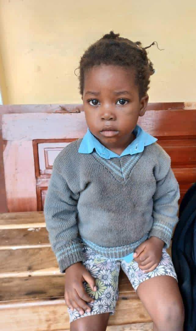 MulundaArchie's tweet photo. Shared as received

This child is at woodlands police station,she was run over by a vehicle last night and was picked by Chris corner, she's answering to the names of Chocho Katebe.please share to help find her guardians.
Contact:0976376845 https://t.co/eZIJurx5Og