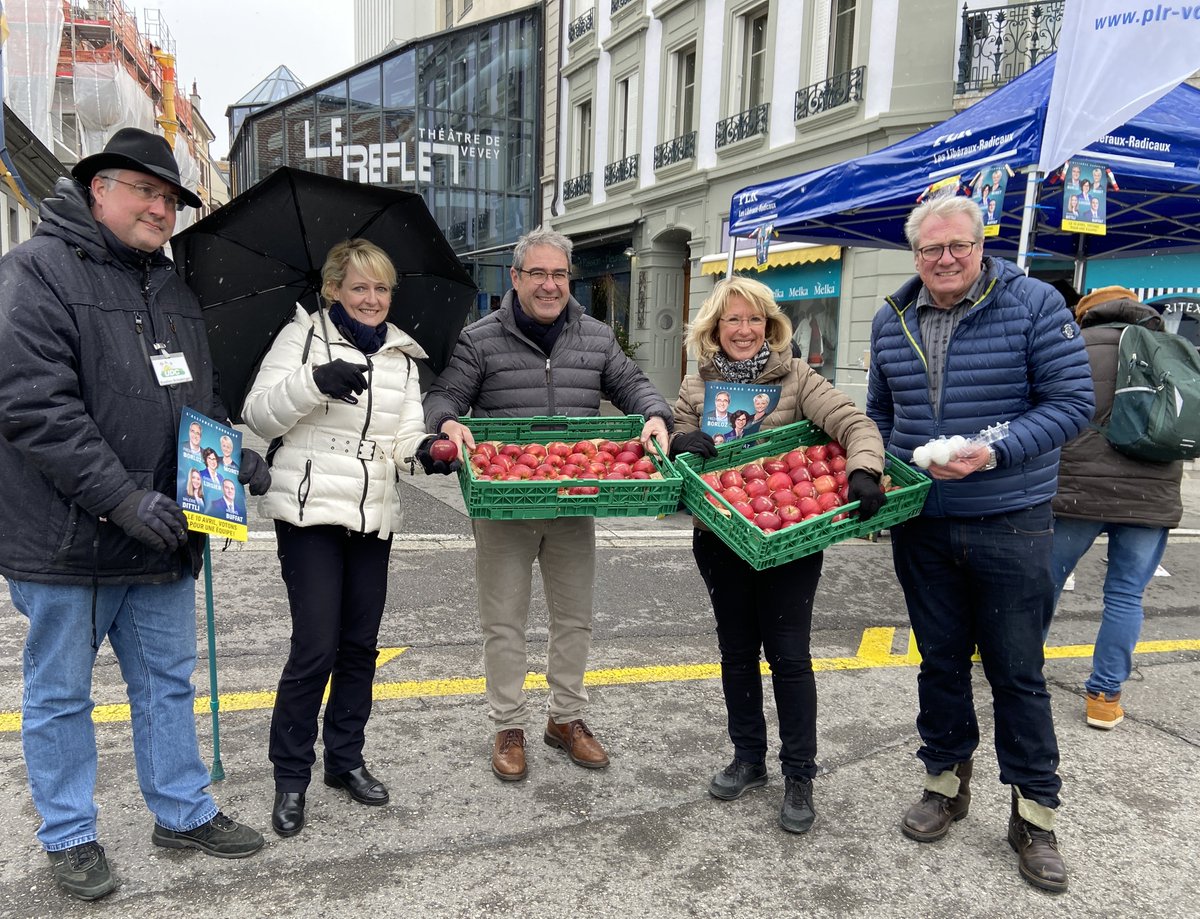 PLRVevey's tweet photo. En ce jour, certes un peu frais, on ne lâche rien et on invite chacune et chacun à voter et faire voter la liste compacte de l'#AllianceVaudoise. Aucun biffage, aucun rajout, tel est le geste juste #VDvote #10avril On ne lâche rien ! https://t.co/COUNXpPRUD