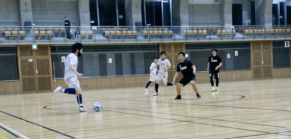 FutsalVendaval's tweet photo. 【練習試合・群馬】
今日はFロッツさんと練習試合でした。
シュートの決定力やディフェンスの寄せなど課題はたくさん。
しかしプラス要素も多く見られました。いっぱいチャレンジしてミスすることを恐れずにプレーする場面も多かったですね。
体育館確保や運営などFロッツさんありがとうございました！ https://t.co/M2lzQLsJW4