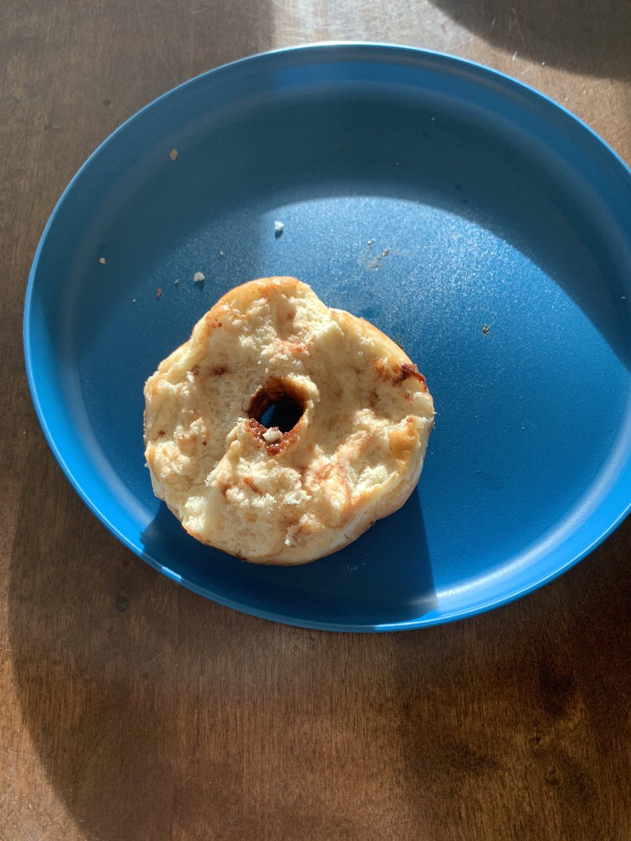 MacMerritt's tweet photo. How to eat a doughnut according to my four year old. https://t.co/ytXopcYjCp