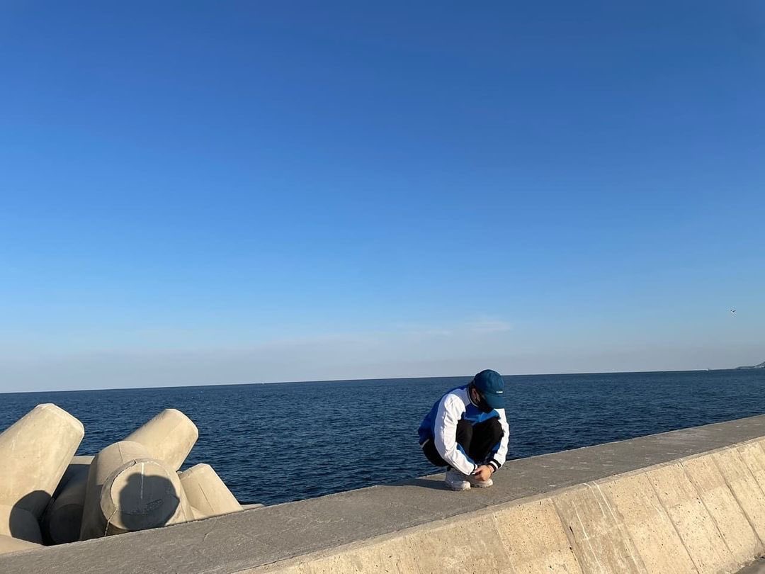 lemniscateskz's tweet photo. arkadaşlar manitamla sahil date yapalım dedik denize girmesine izin vermedim diye küstü ne yapmam lazım https://t.co/jgl3xkPDat