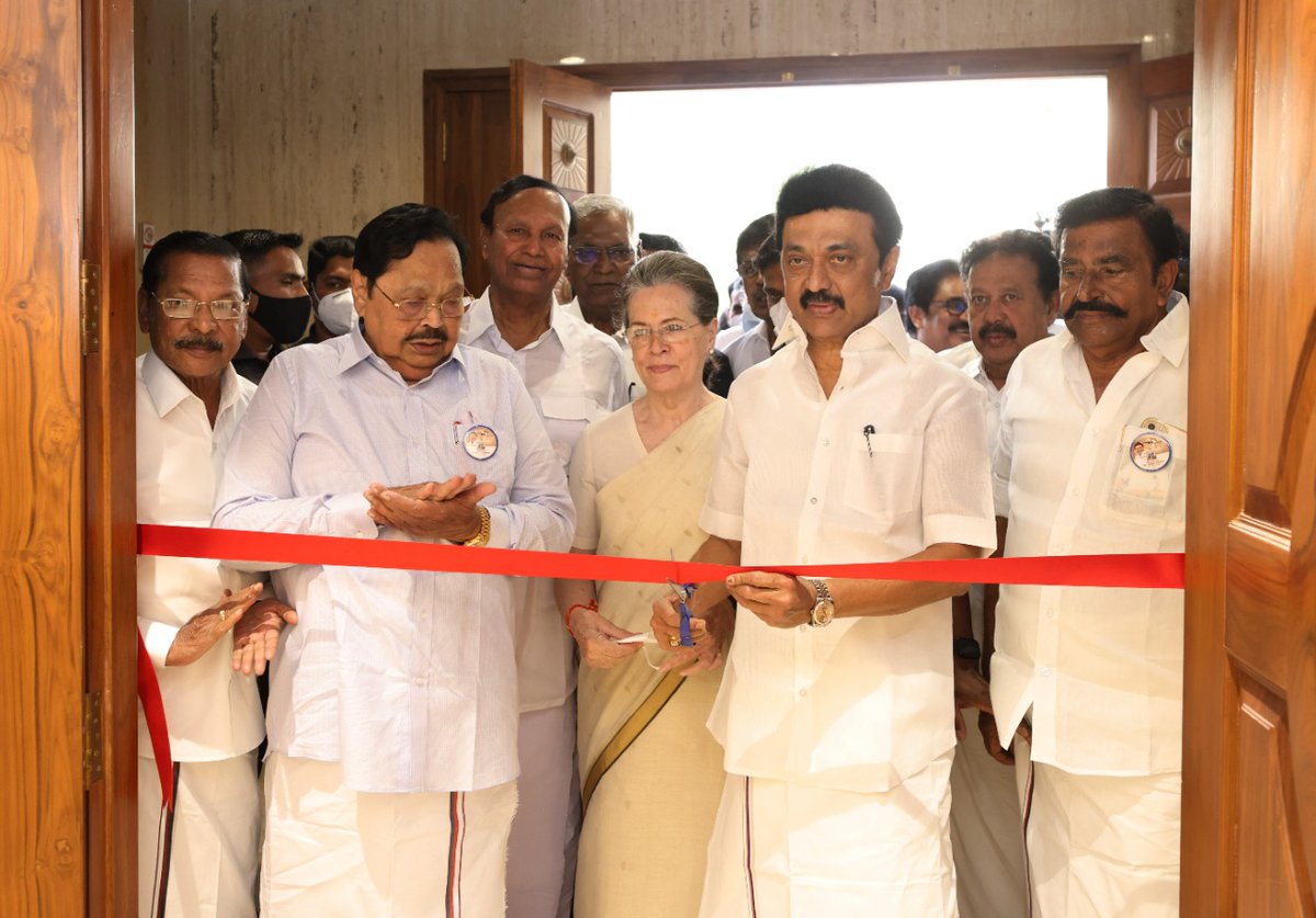 Udhaystalin's tweet photo. இந்திய ஒன்றியத்தின் தலைநகர் டெல்லியில், சமூகநீதி, மாநில-மொழி உரிமை போராட்ட முன்னோடியான தி.மு.கழகத்தின் கோட்டையாய் எழுந்துநிற்கும் 'அண்ணா-கலைஞர் அறிவாலய'த்தை மாண்புமிகு முதல்வர்-தலைவர் @mkstalin அவர்கள் இன்று திறந்துவைத்த வரலாற்று சிறப்புமிக்க நிகழ்வில் கலந்துகொண்டேன். #DMKinDelhi https://t.co/qPNqdxQhmf