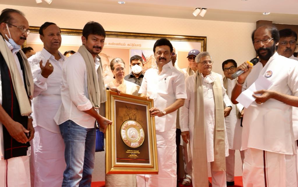 Udhaystalin's tweet photo. இந்திய ஒன்றியத்தின் தலைநகர் டெல்லியில், சமூகநீதி, மாநில-மொழி உரிமை போராட்ட முன்னோடியான தி.மு.கழகத்தின் கோட்டையாய் எழுந்துநிற்கும் 'அண்ணா-கலைஞர் அறிவாலய'த்தை மாண்புமிகு முதல்வர்-தலைவர் @mkstalin அவர்கள் இன்று திறந்துவைத்த வரலாற்று சிறப்புமிக்க நிகழ்வில் கலந்துகொண்டேன். #DMKinDelhi https://t.co/qPNqdxQhmf