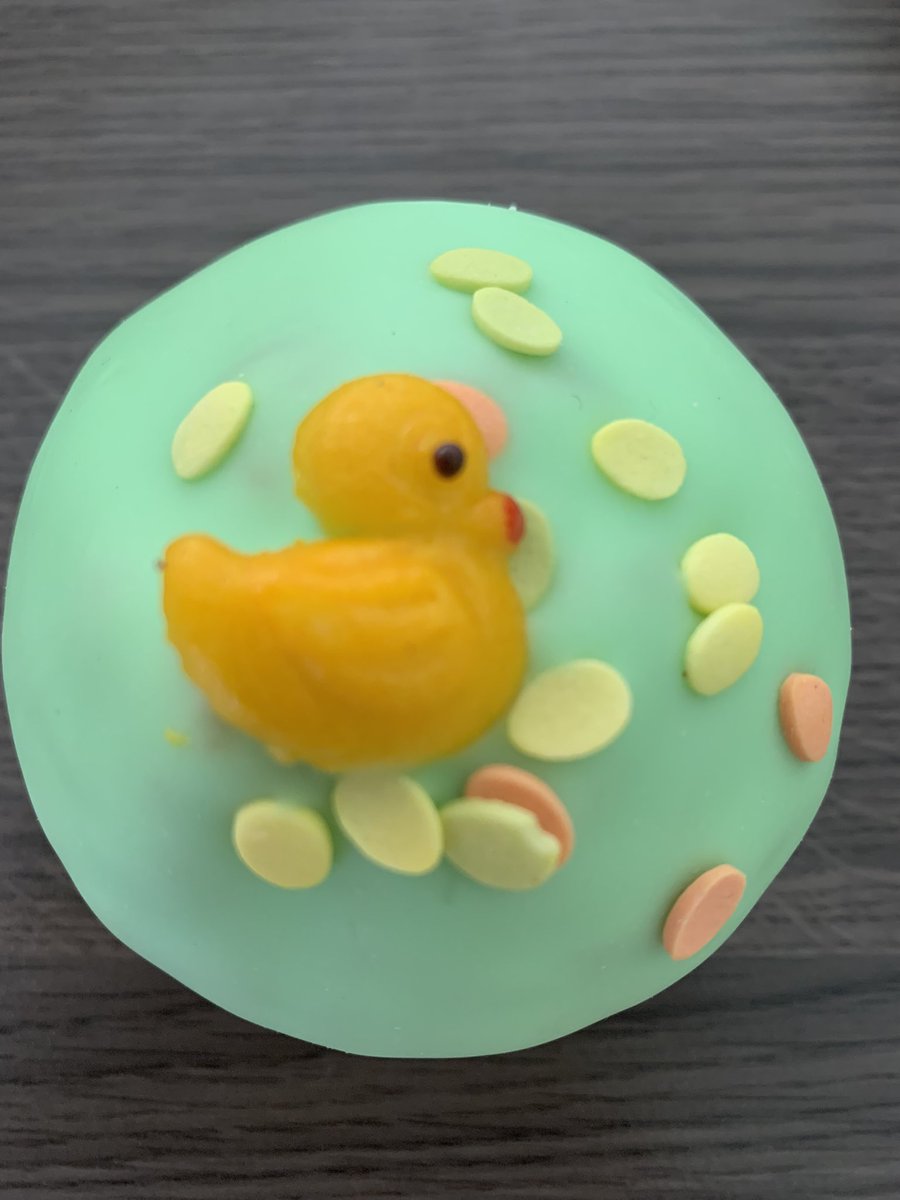 hanfop's tweet photo. #WereldAutismeDag en wij vieren het met een gebakje. Tranen bij dochterlief. Zo fijn, eindelijk iets leuks aan dat #autisme. Zo ziet ze zelf nog niet alle leuke dingen eraan maar dat gaat nog wel komen. #neveradullmoment #iederedaganders #ondanks #ritme #reinheid #regelmaat https://t.co/5y8fmXQAtE