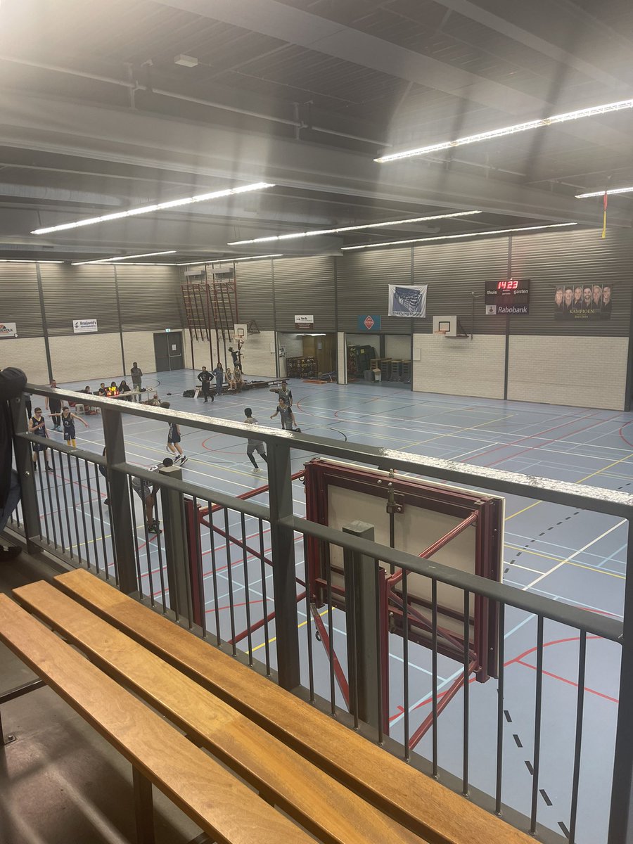 Sjenettt's tweet photo. Eindelijk weer “langs de lijn” Kwam alleen 7 min voor tijd erachter dat ik bij een andere sporthal moest zijn ivm opvang van mensen uit Oekraïne 😅 Gelukkig heeft de complexbeheerder me snel gebracht met de auto. Anders zou ik de helft missen. #mamaweekend https://t.co/TIYZlxEfD8