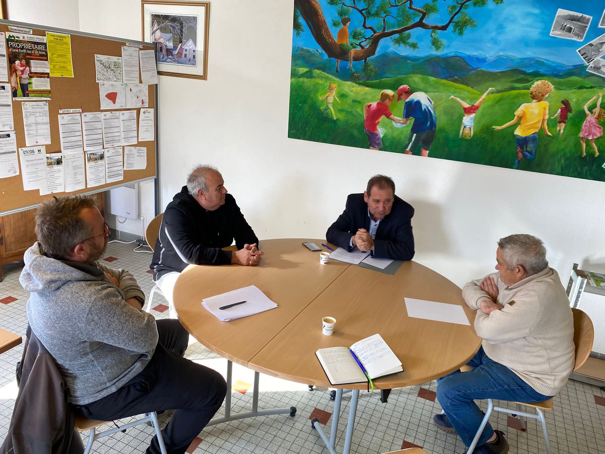 max_brisson's tweet photo. đčĂ #Escou avec le Maire Jean Casabonne, Michel Hidalgo et JĂ©rĂŽme Labourdette, Ă©lus de la commune.
LâĂ©quipe a dĂ©veloppĂ© la communication par SMS afin dâinformer les habitants sur la vie de la commune. Une initiative innovante trĂšs apprĂ©ciĂ©e par la population.
#SénateurDeTerrain https://t.co/aPGIkx2hNm