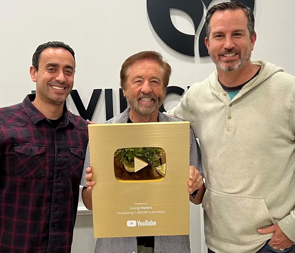 Ray Comfort (@raycomfort) on Twitter photo YouTube sent us a plaque for reaching one million subscribers. Thank you for making it possible! YouTube sent us a plaque for reaching one million subscribers. Thank you for making it possible!