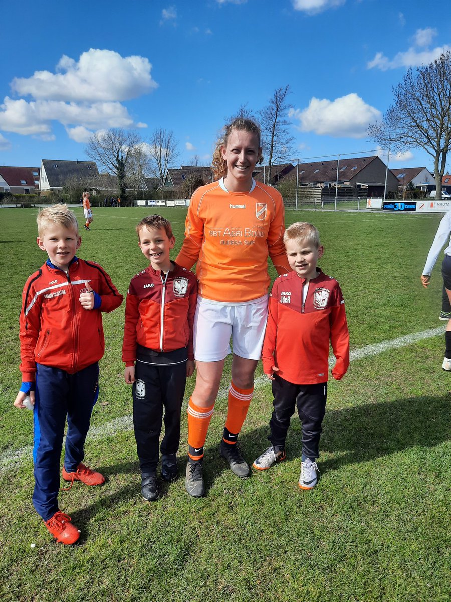 Johderingh's tweet photo. Na eerst zelf hun wedstrijden te hebben gewonnen! Even een helft juf Sietske aan aanmoedigen bij @vvoudegaw https://t.co/BNvICpi0CI